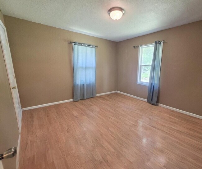 Building Photo - Country Living on 2.5 Acres Just Minutes from Eau Claire – 3 Bedroom Home with Bonus Rooms, Garag...