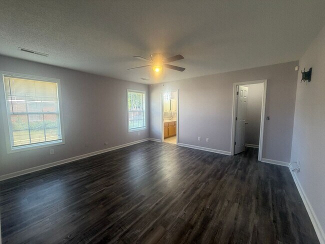 Building Photo - 3560 Oleander Dr