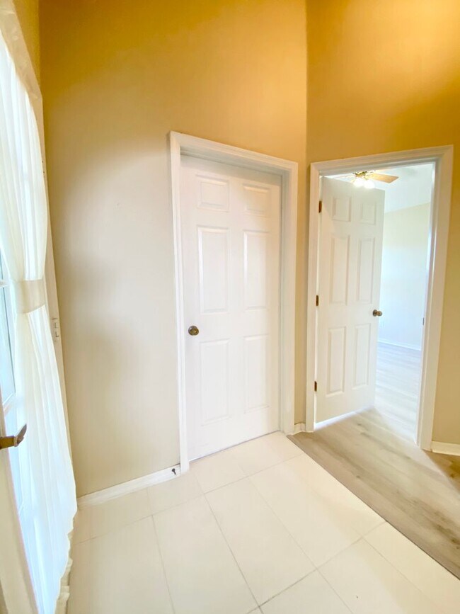 Building Photo - Beautiful Home with Water View in Waterford Lakes!