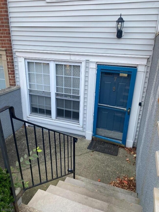 Building Photo - 7 Rutgers Dr