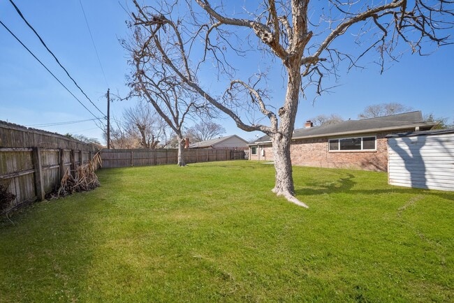 Building Photo - 9115 Tanager St