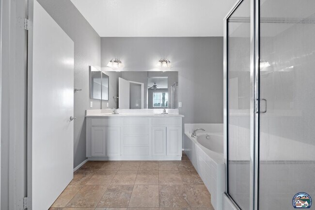 Building Photo - 315 Breezy Pl