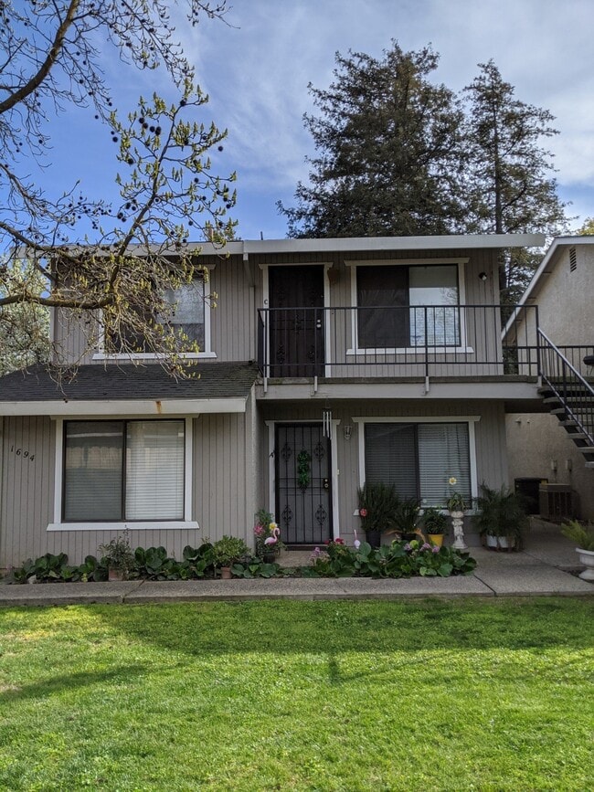 Building Photo - Two bedroom apartment home available now! Apply today!