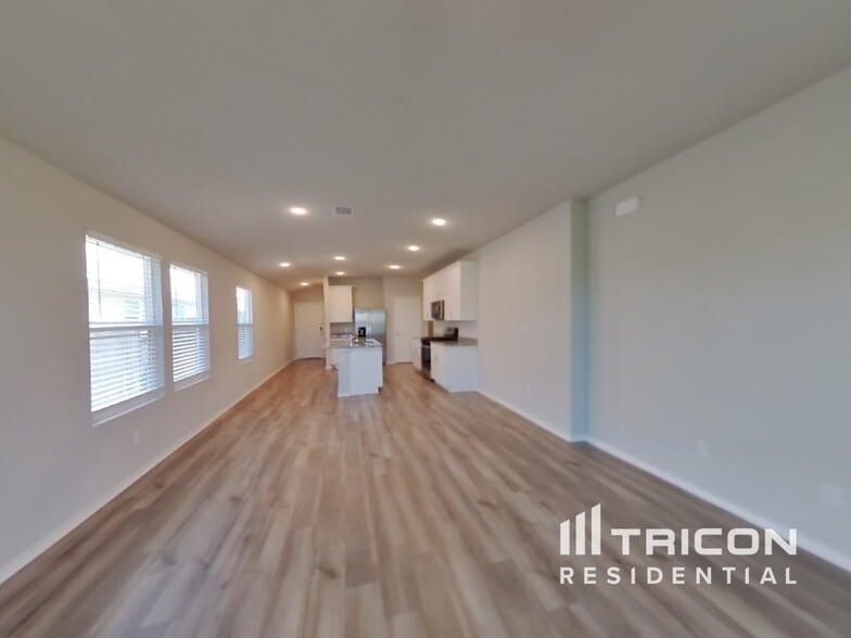 Building Photo - 5120 Saddle Clb Dr