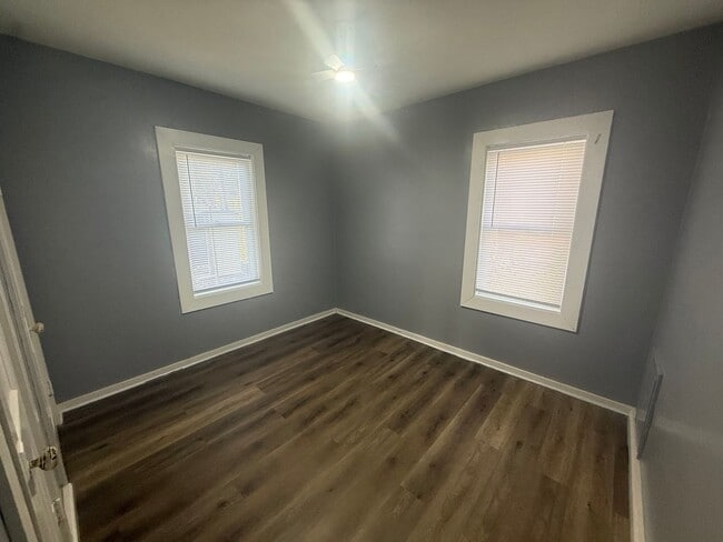 Building Photo - 307 S Locust St