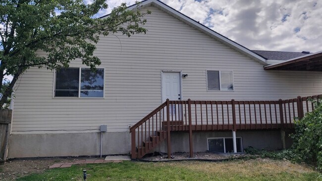 Building Photo - 627 E 700 N