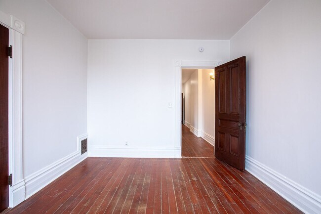 Building Photo - 1940-1946-1946 SW Market St Dr