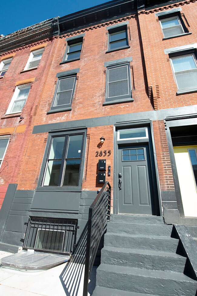 Primary Photo - 2835 W Oxford St