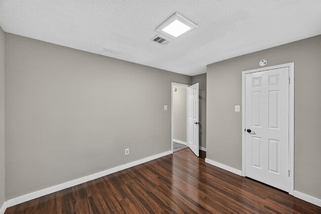 Building Photo - "Charming 3-Bed Oasis with Modern Touches & Granite Elegance in Houston!"