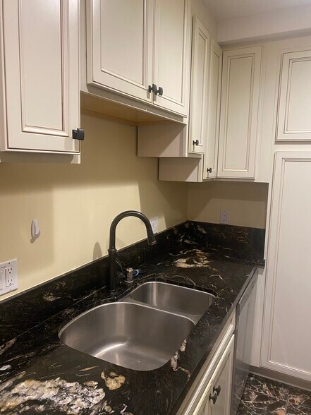 kitchen - 8710 Delgany Ave