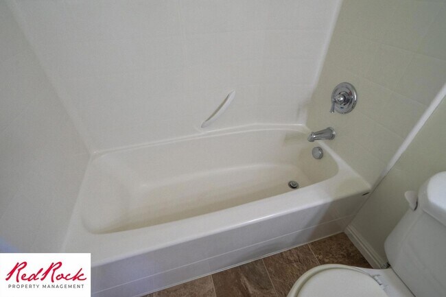 Building Photo - DOG-FRIENDLY 3 Bedroom Townhome with INTERNET INCLUDED!