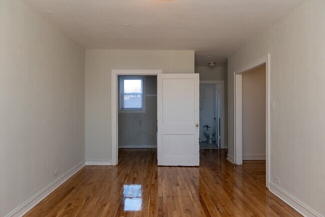 Building Photo - 708 W Belmont Ave
