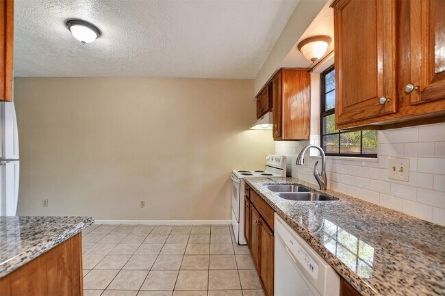 Building Photo - 1706 Longview St