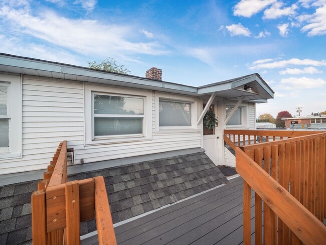 Building Photo - Boho Chic Loft (Furnished)