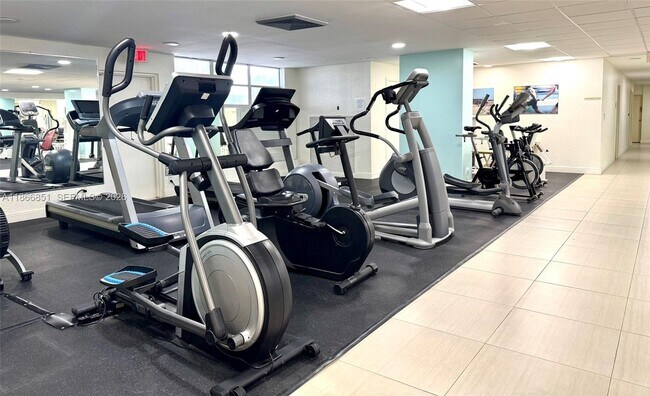 Building Photo - 400 Leslie Dr