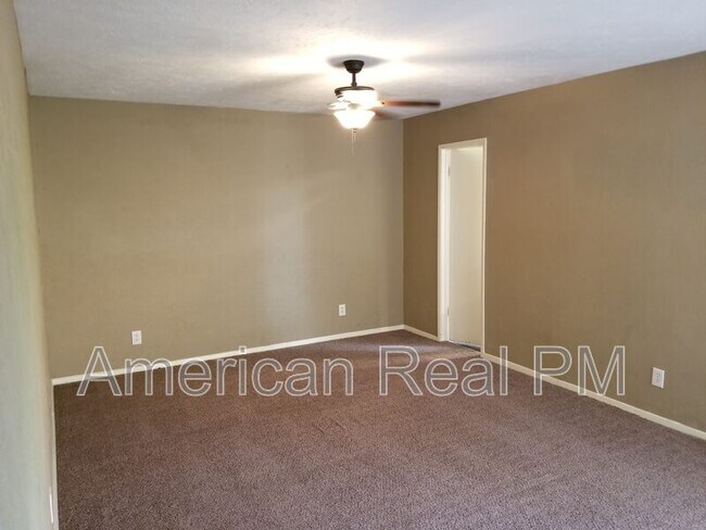 Building Photo - 801 Wood Glen