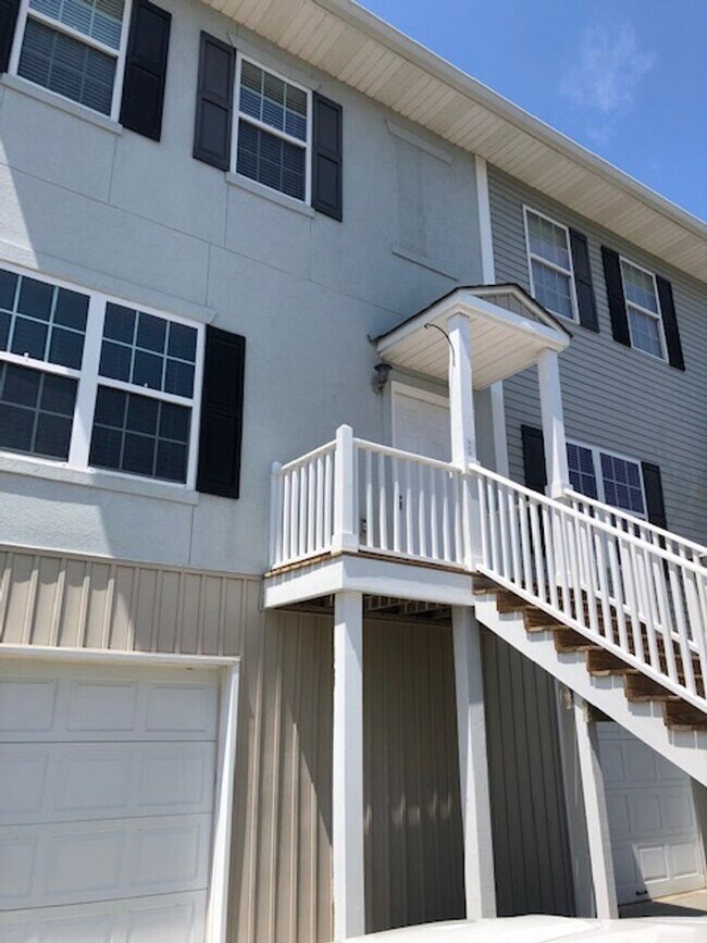 Building Photo - Spacious Two Story, Quiet Neighborhood