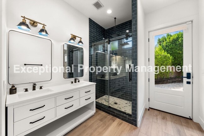 Building Photo - Amazing Executive Estate!