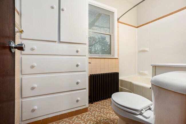 Building Photo - Newly Renovated 1br/1ba Apartment Available! PICTURES COMING SOON!