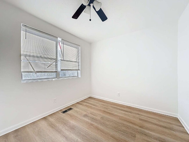 Building Photo - 5330 Quan Dr