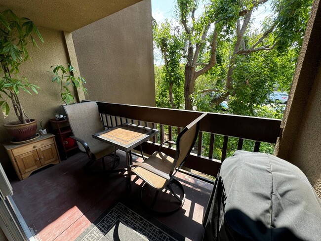 Building Photo - Move in ready Condo!