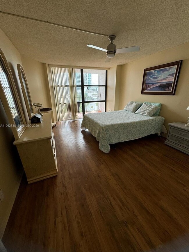 Building Photo - 800 Parkview Dr