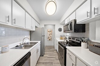 Building Photo - $499 Move-In - Minutes from Med Center