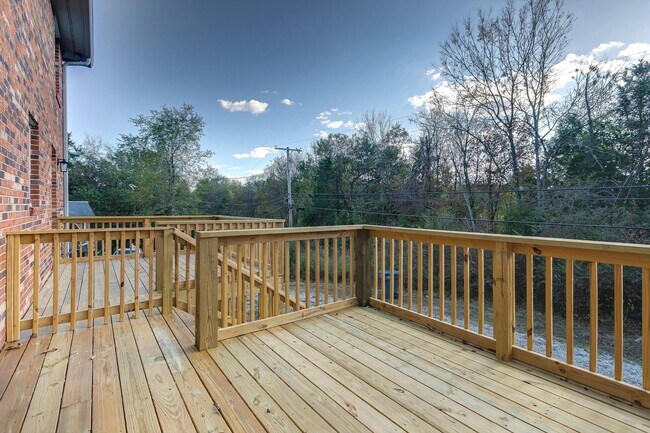 Building Photo - Beautiful Two Bedroom Columbia Duplex – Mi...