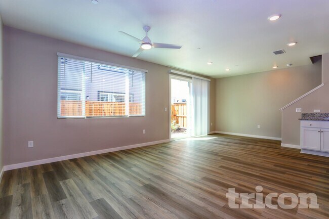 Building Photo - 6 Adella Pl