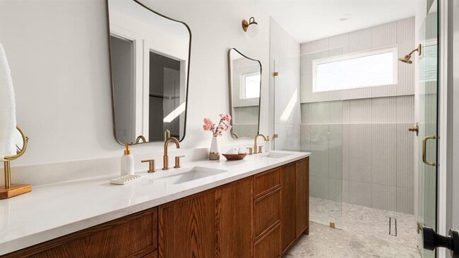 Building Photo - 4901 Gladeview Dr