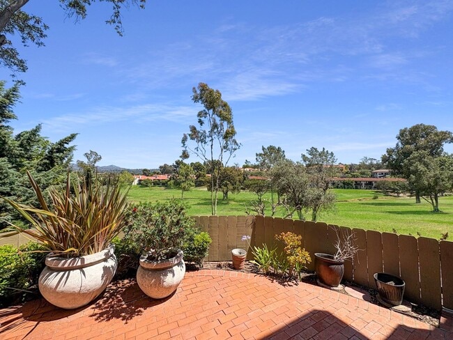 Building Photo - Spacious 2B/2.5BA Townhome w/ Stunning Vie...