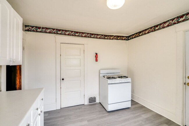 Building Photo - 485 Allyn St