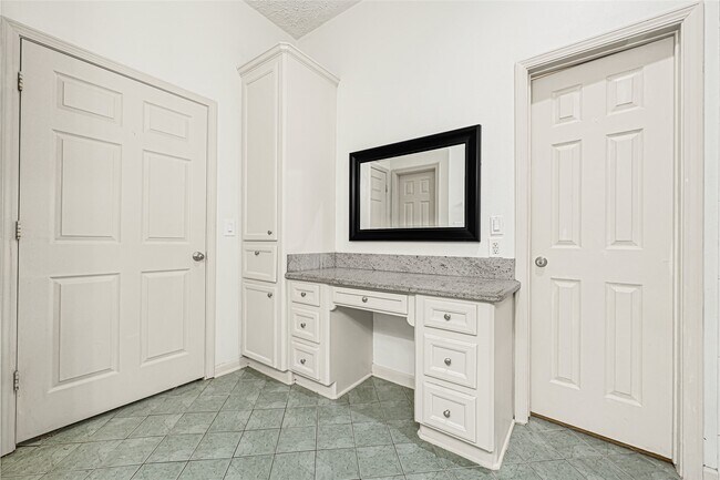 Building Photo - 10535 Emnora Ln
