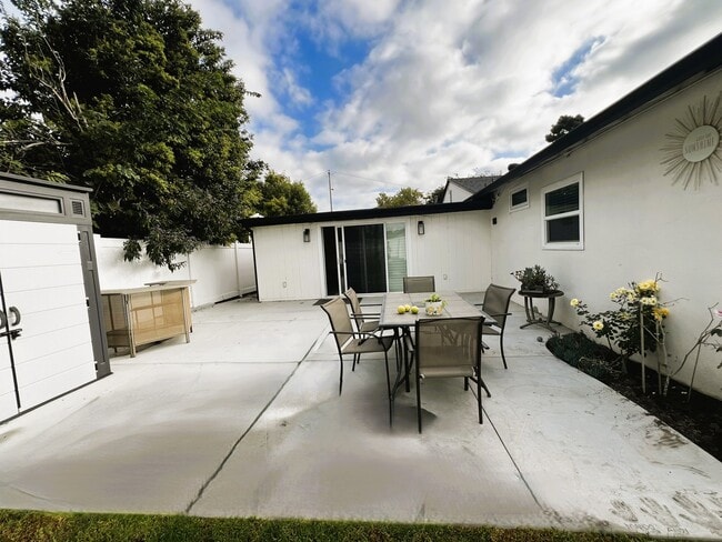 Building Photo - 2625 Vuelta Grande Ave