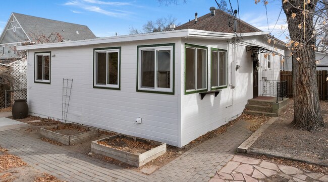 Building Photo - Charming 2 Bedroom, 1 Bathroom Back Unit with Private Yard — Close to Downtown