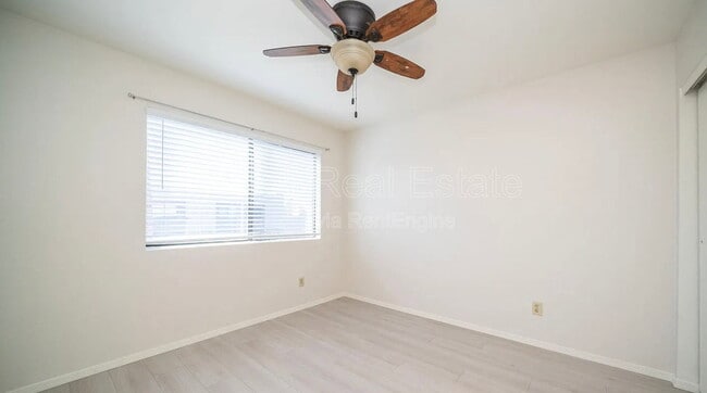 Building Photo - 1329 S Mitchell Dr