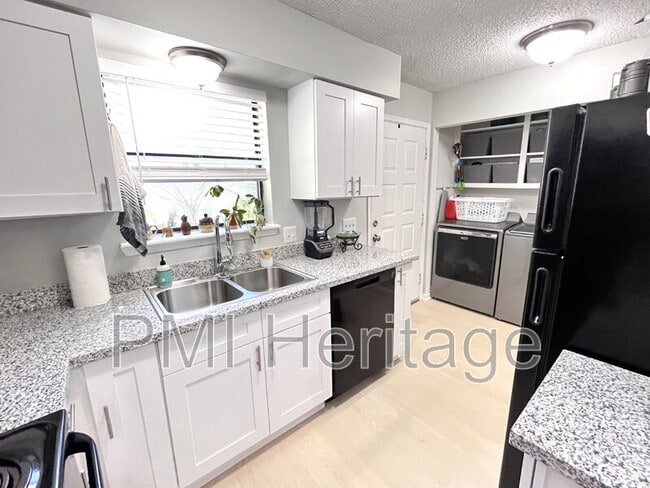 Building Photo - 1373 E Sequoyah Ct