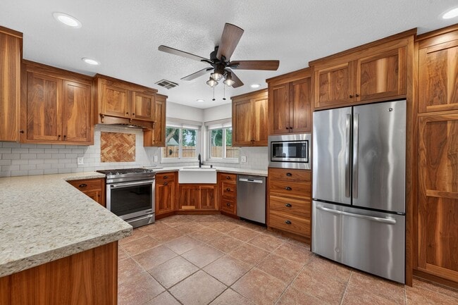 Building Photo - 420 Colusa Pl