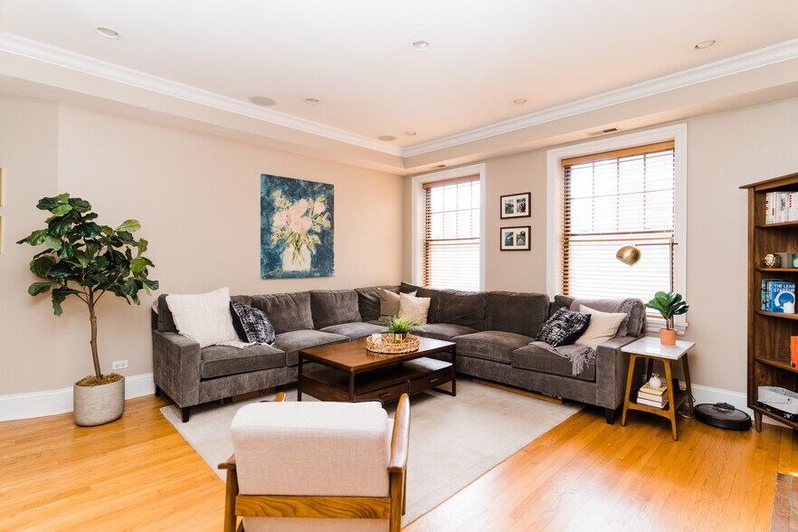 Building Photo - 914 W Schubert Ave