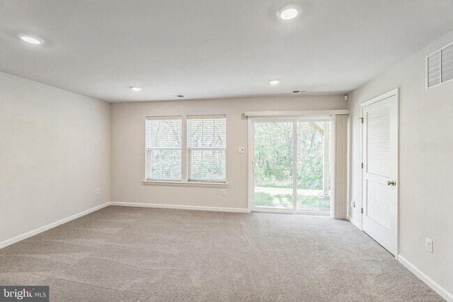 Building Photo - 10 Lilac Cir