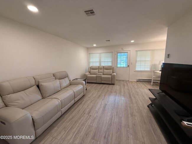 Building Photo - 1178B Clydebank Ct