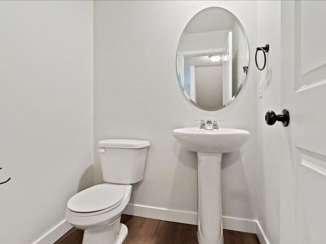 Building Photo - RIVERTON 3 BED, 2.5 BATH TOWNHOME