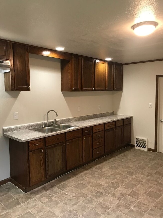 Building Photo - 943 Brice Ave