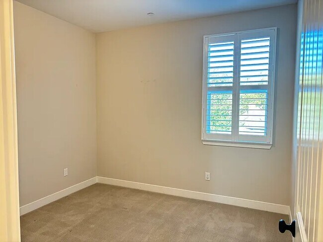 Building Photo - 3281 Crocker Dr