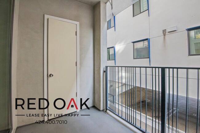 Building Photo - Gorgeous Two Bedroom with Central Heat and...