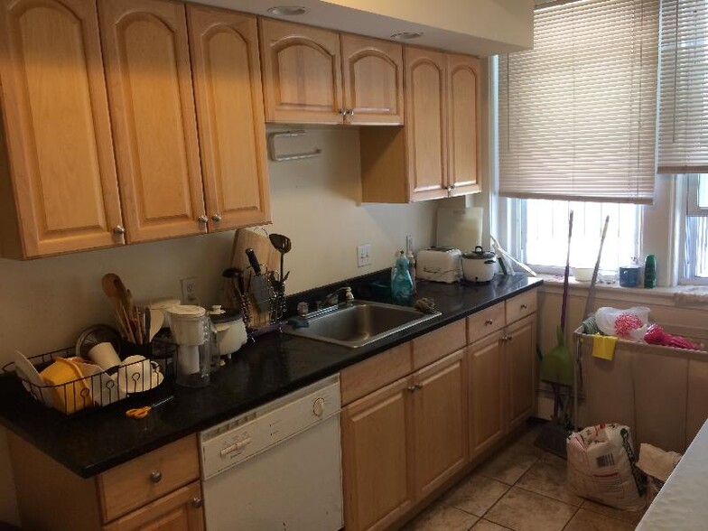 Primary Photo - 242 S Huntington Ave