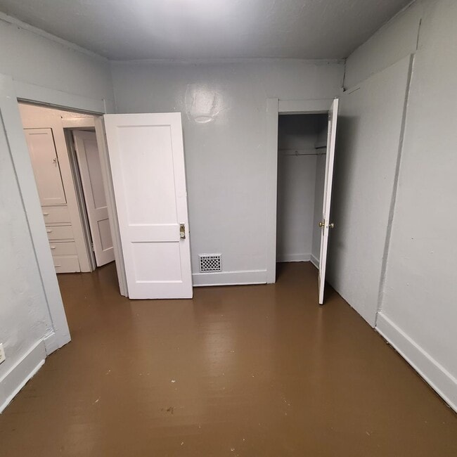 Building Photo - 2549 Highland St