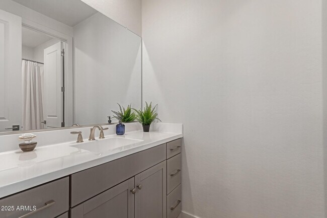Building Photo - 3746 E Earll Dr