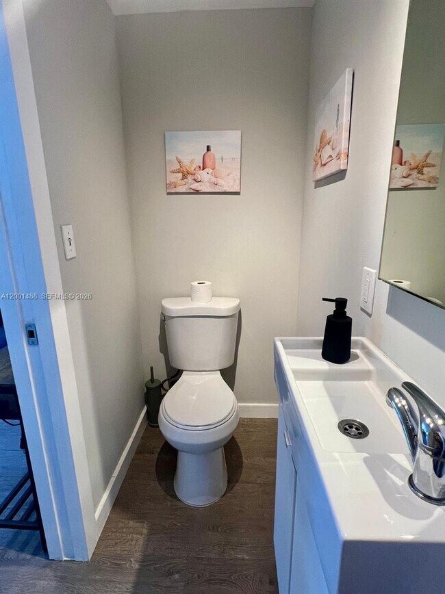 Building Photo - 2932 NW 16th Ave