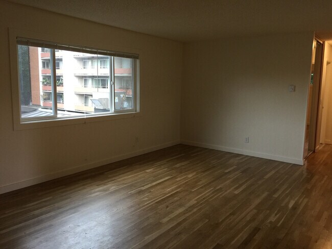 Building Photo - Great location! Dishwasher, hardwoods, on ...